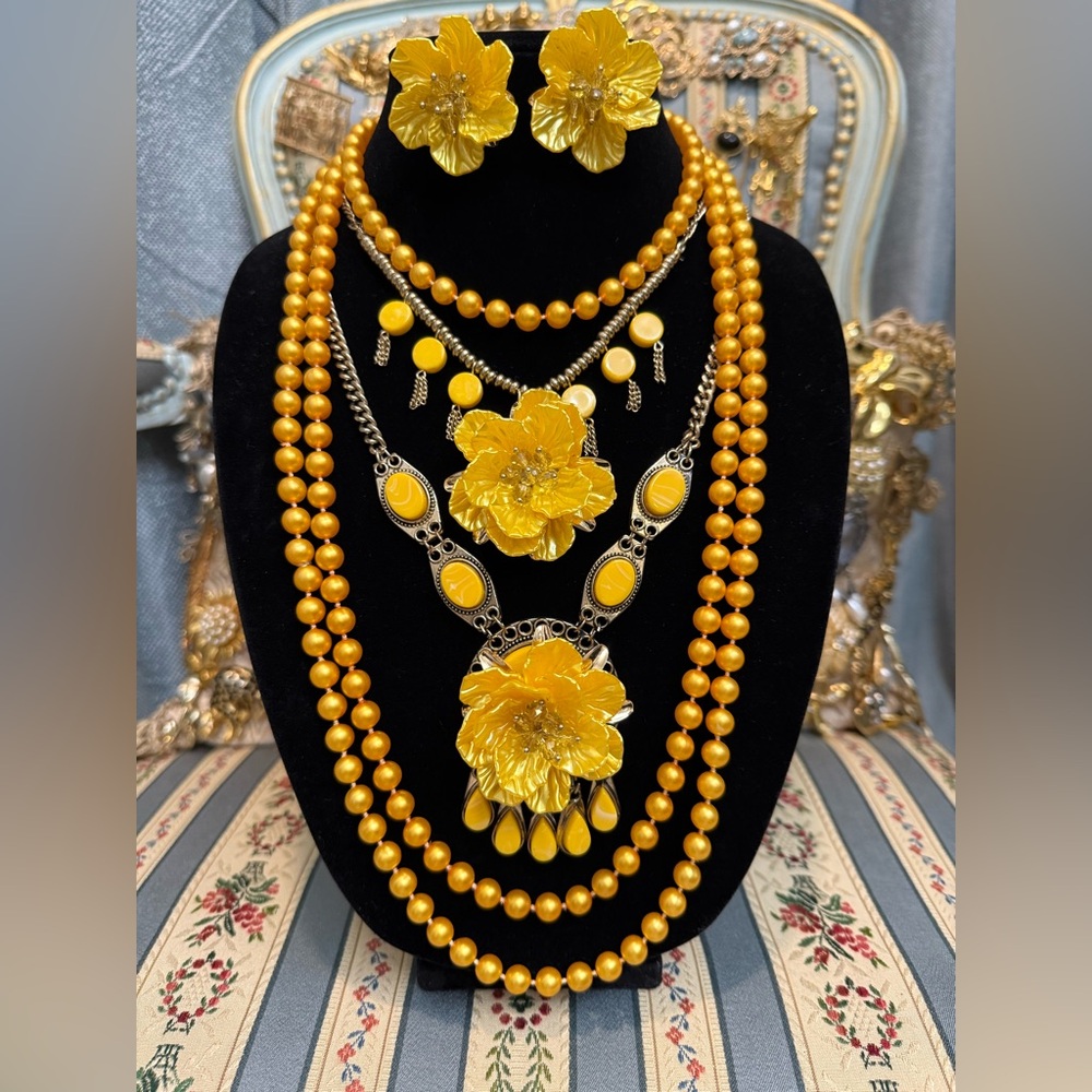 Elegant Gold Floral Jewelry Set